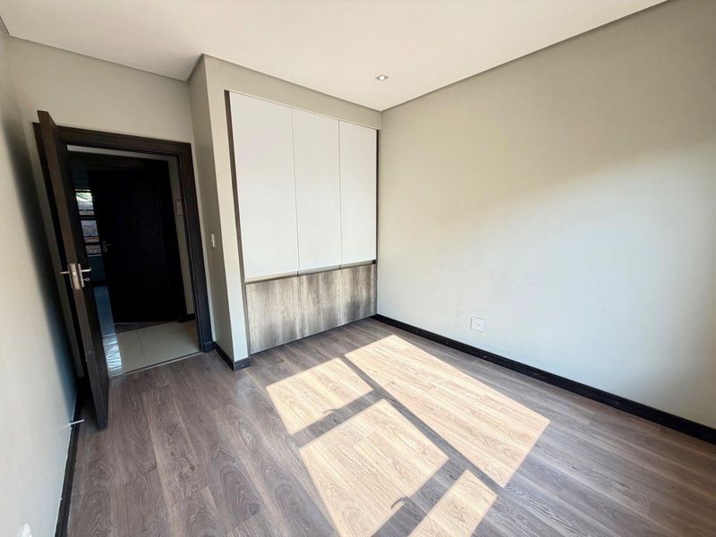 Comfortable Living: Open Plan Lounge and Dining Area - Photo 10