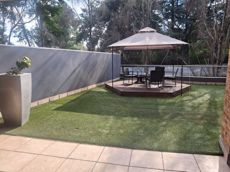 A BEAUTIFULLY FURNISHED TWO BEDROOM GARDEN APARTMENT - Photo 4