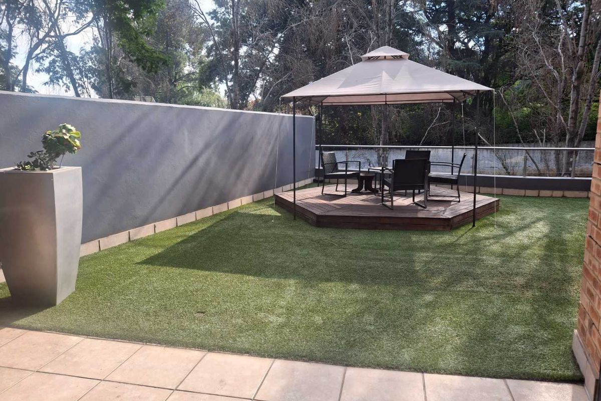 A BEAUTIFULLY FURNISHED TWO BEDROOM GARDEN APARTMENT - Photo 4