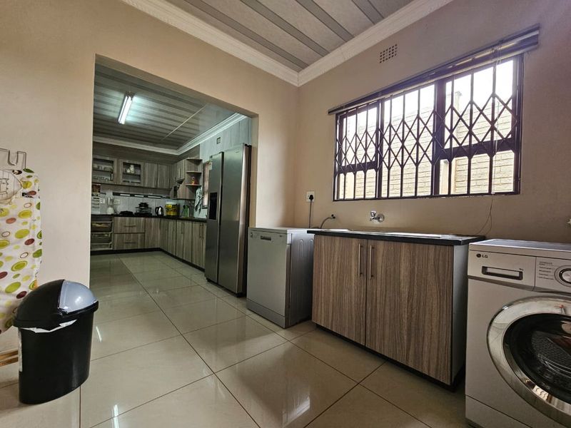 Welcoming Four Bedroom Family Home in Empangeni - Photo 5