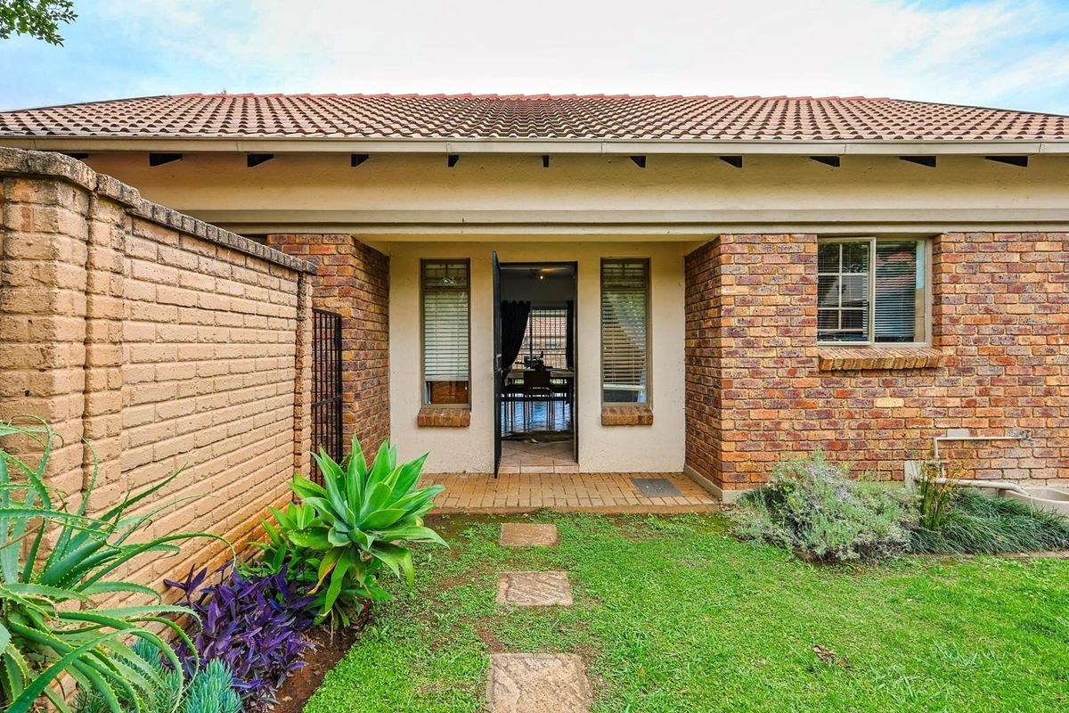 Your Dream Lifestyle Awaits! Secure, Stylish 2-Bed Townhouse in Prime Equestria! - Photo 3