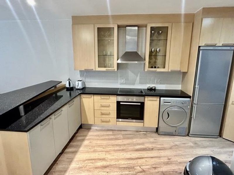 MODERN EXECUTIVE 2 BED 2.5 BATH FURNISHED GARDEN APARTMENT BENMORE - Photo 9