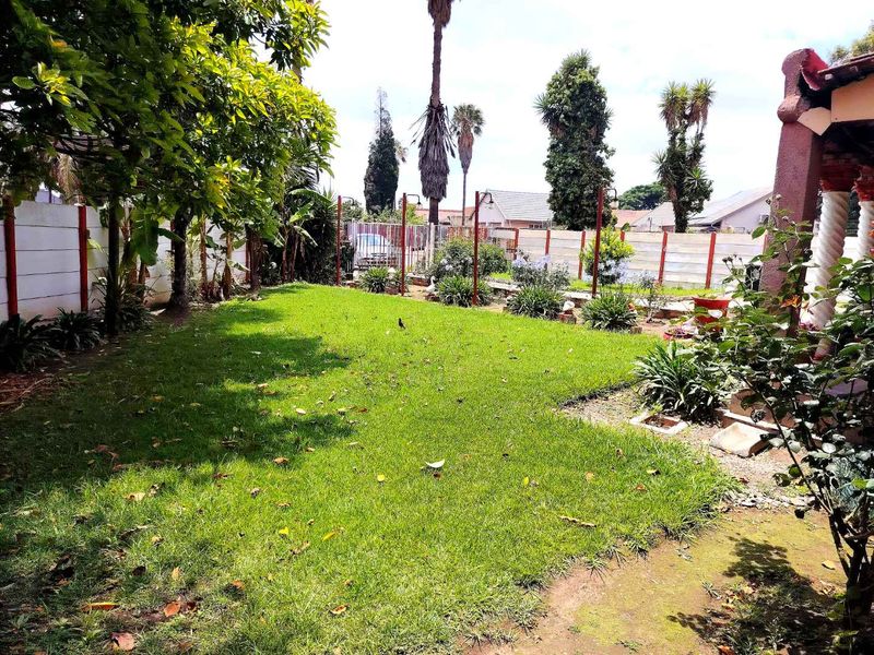 Diamond in the Rough in Sought-After Mackenzie Park, Benoni,3 Bedroom , 1 Bathroom on large stand. - Photo 2