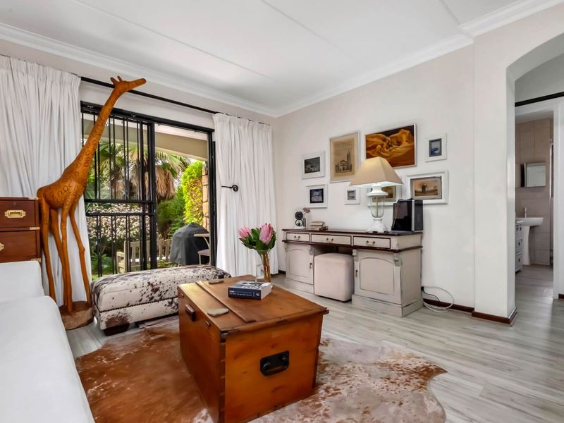 DELIGHTFUL GROUND FLOOR APARTMENT -IN A FABULOUS BROADACRES LOCATION - Photo 4