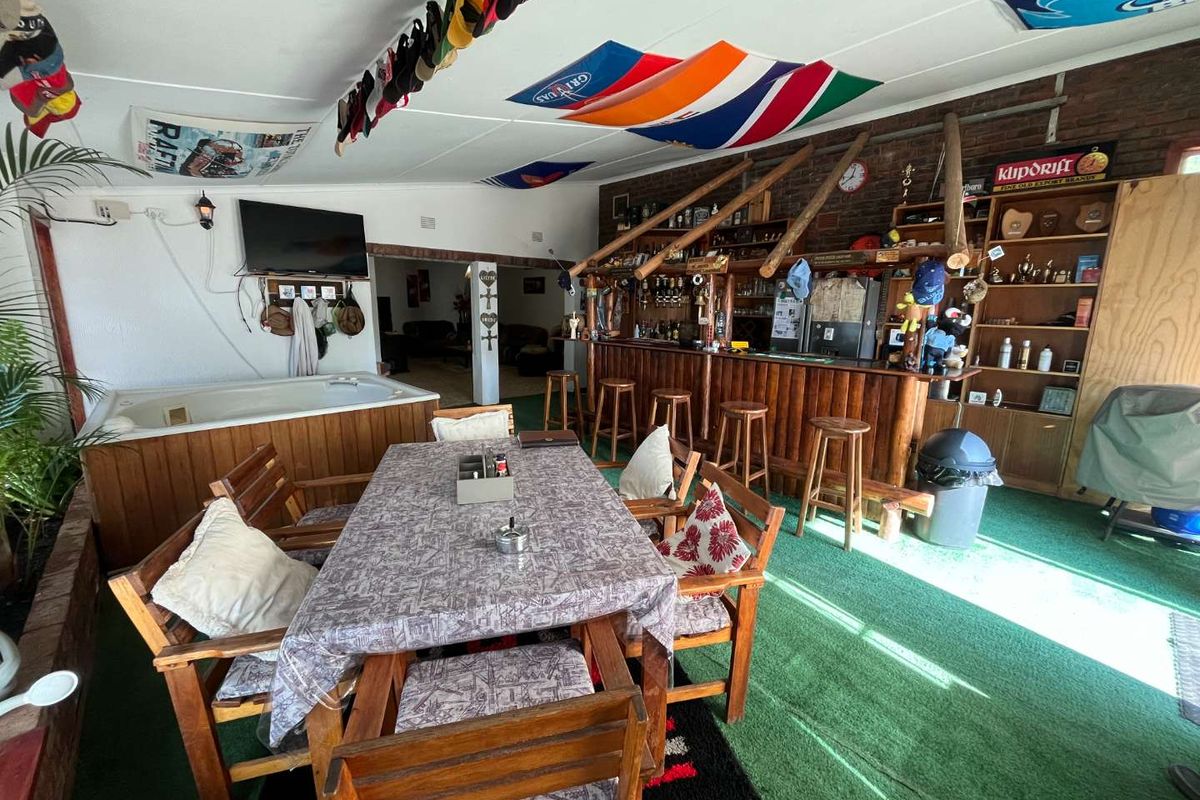 Spacious 4-Bedroom Family Home on a Tranquil Smallholding – Just 12 km from Upington - Photo 2