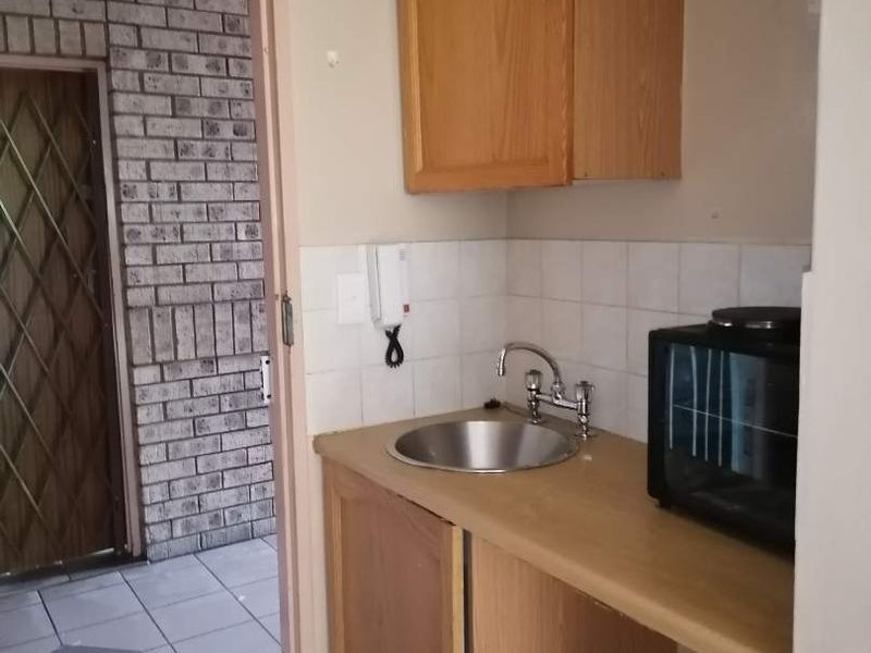 BACHELOR FLAT TO RENT - Photo 3