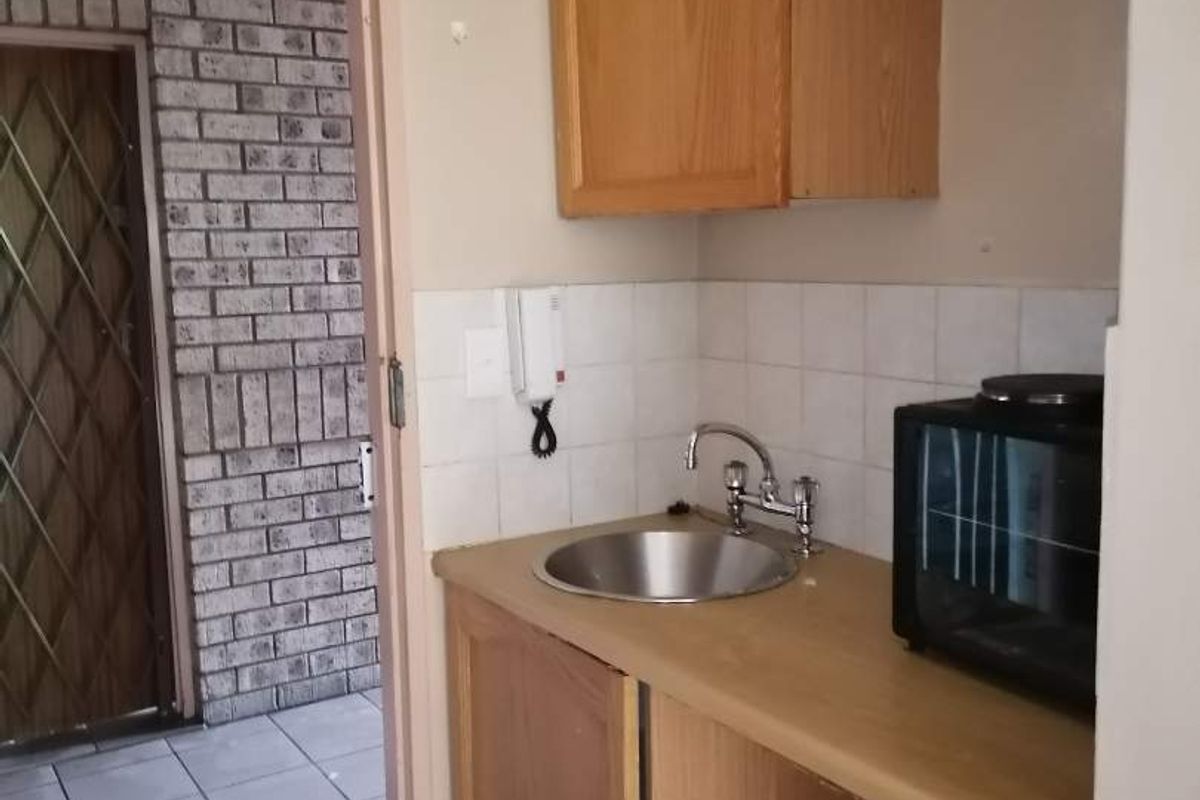 BACHELOR FLAT TO RENT - Photo 3