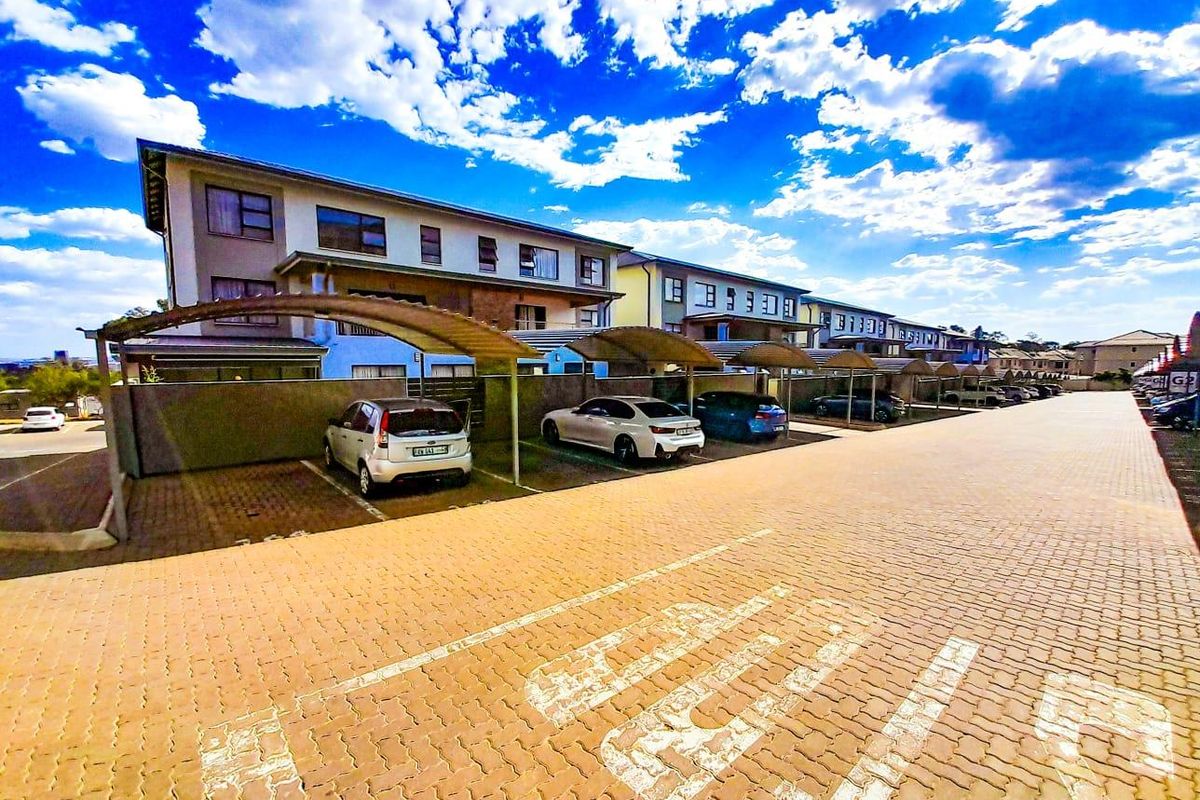 "Elegant property nestled in the fauna of Carlswald, Midrand." - Photo 5