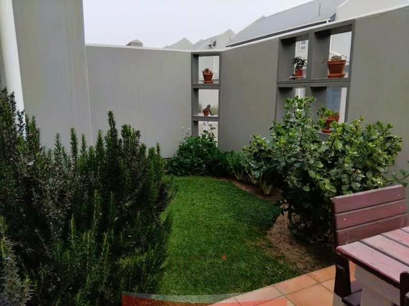 Secure Complex Living - Photo 3