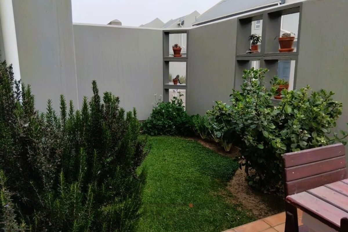 Secure Complex Living - Photo 3
