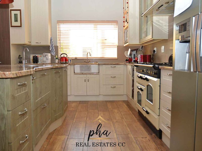 Stunning four bedroom house for sale in Waterfront - Photo 5