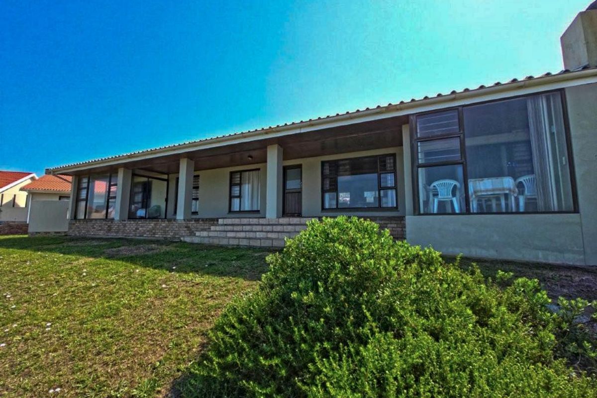 Beachfront bliss - Unmatched beachfront living awaits! - Photo 3