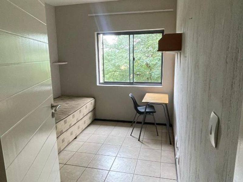 This spacious 2-bedroom apartment is in a majority student occupied complex. - Photo 8