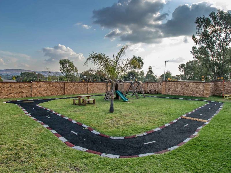 Charming 3-Bed Townhouse: Your Family's New Haven! - Photo 8