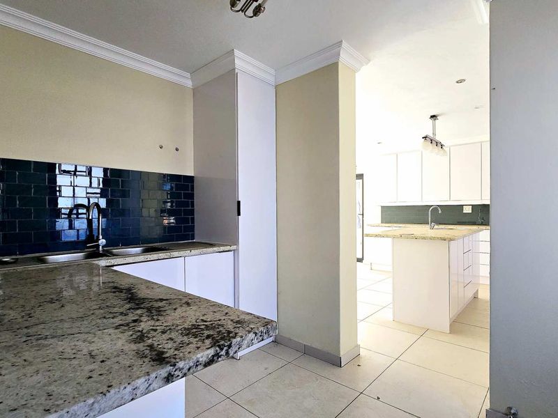 Stylish Freestanding Family Home in Secure Estate in Olympus - Photo 10