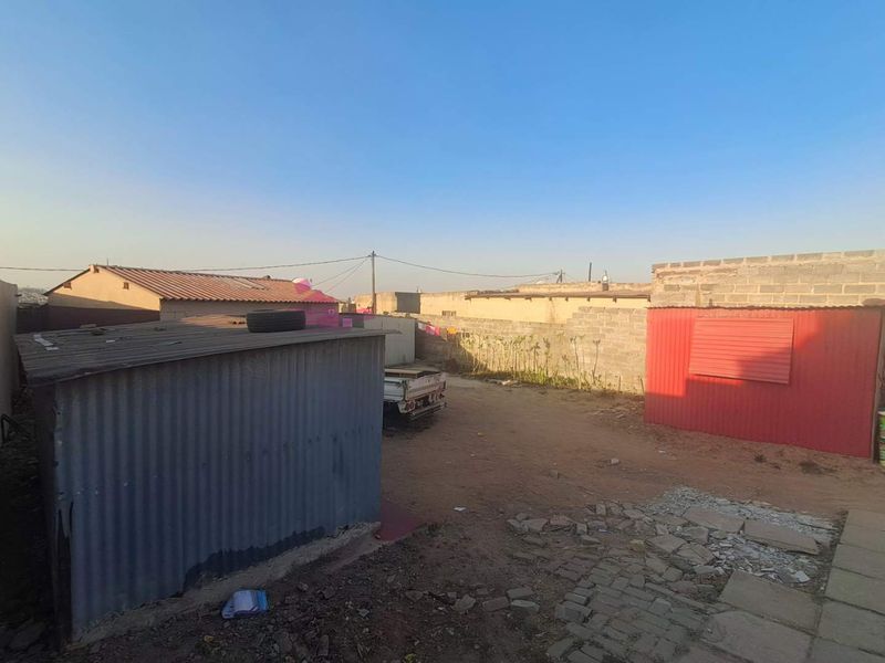 2 Bedroom House in Kaalfontein Ext 1 - Photo 2