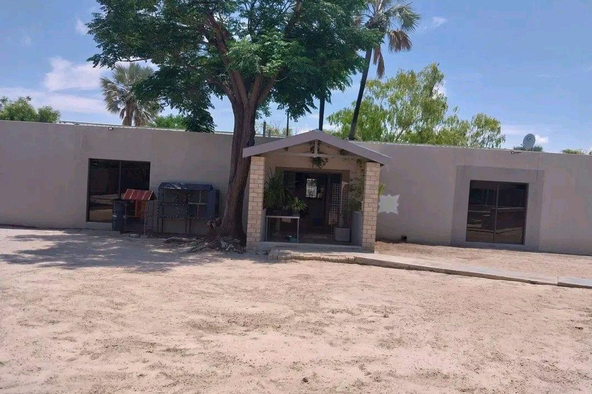 ✨ FOR SALE | Ondangwa Extension 4 ✨ Space, location & opportunity in one property! - Photo 2
