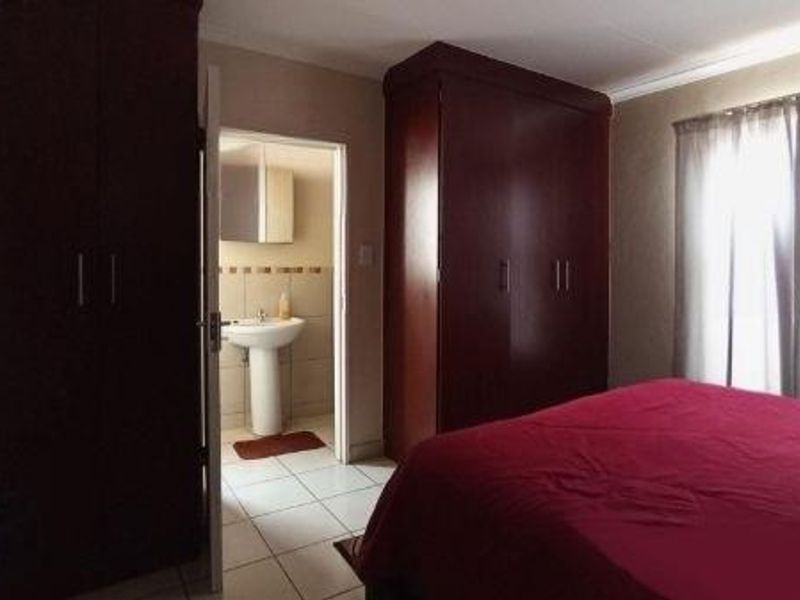 KOSMOSDAL - 3 BEDROOM FULL TITLE HOUSE IN A SECURITY ESTATE - Photo 9