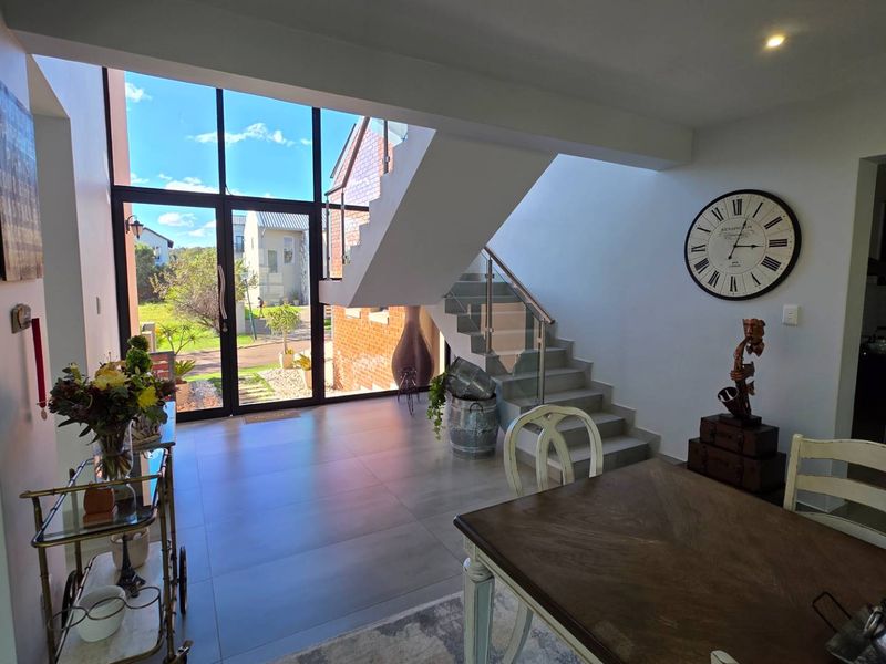 Elegant 4 Bedroom Family Home in The Hills Nature Reserve - Photo 3