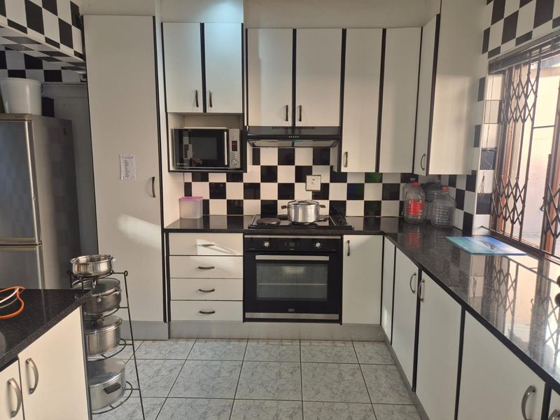 "Queensburgh Gem: 3-Bedroom Home with Income-Boosting Granny Cottage!" - Photo 3