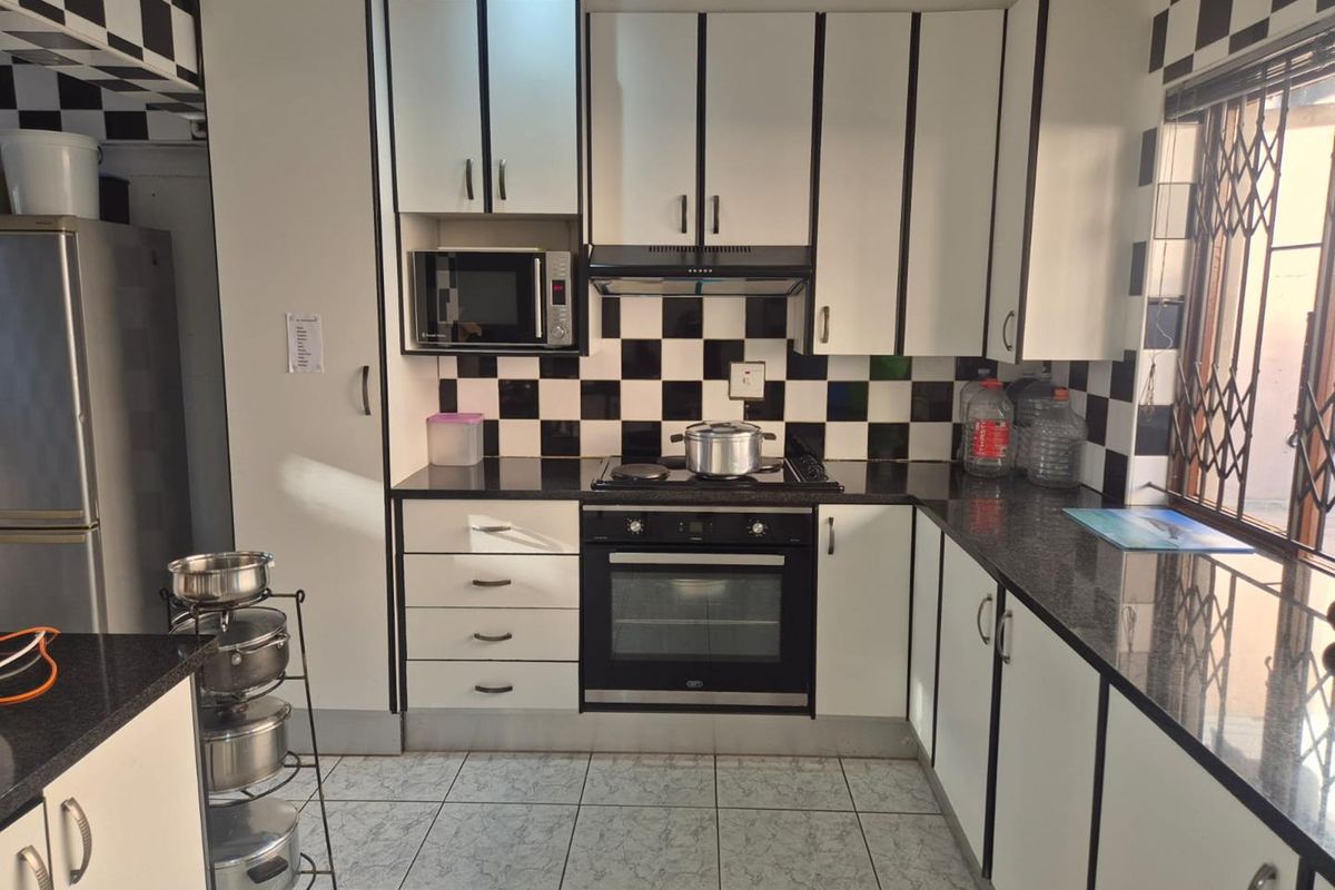"Queensburgh Gem: 3-Bedroom Home with Income-Boosting Granny Cottage!" - Photo 3