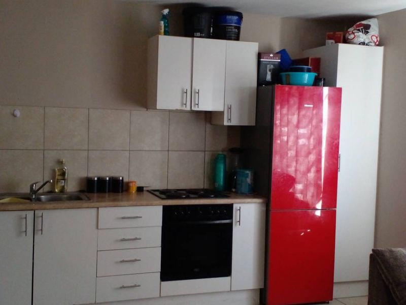 🏡 1-Bedroom Flat for Sale  Price: N$ 500,000 (excluding costs) - Photo 6