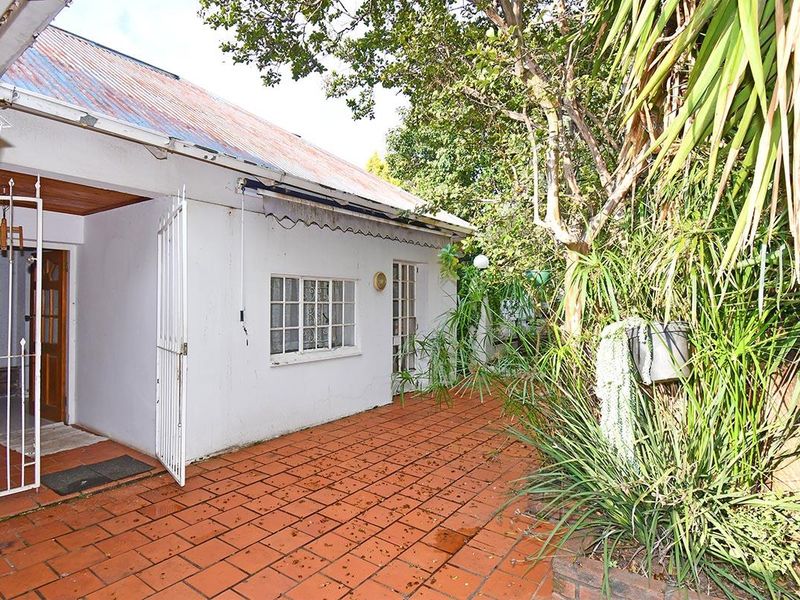 Spacious Home with Cottage, Laundry and Lush Greenery - Photo 5