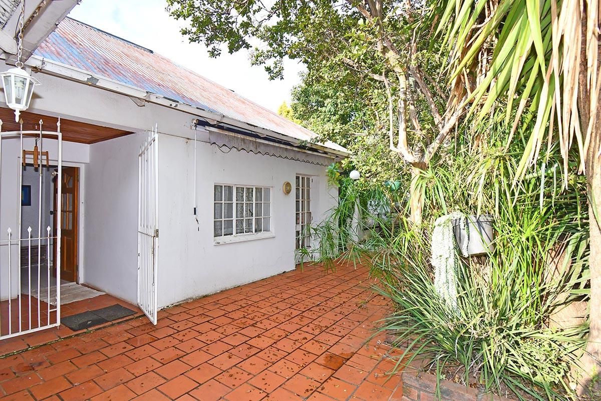 Spacious Home with Cottage, Laundry and Lush Greenery - Photo 5