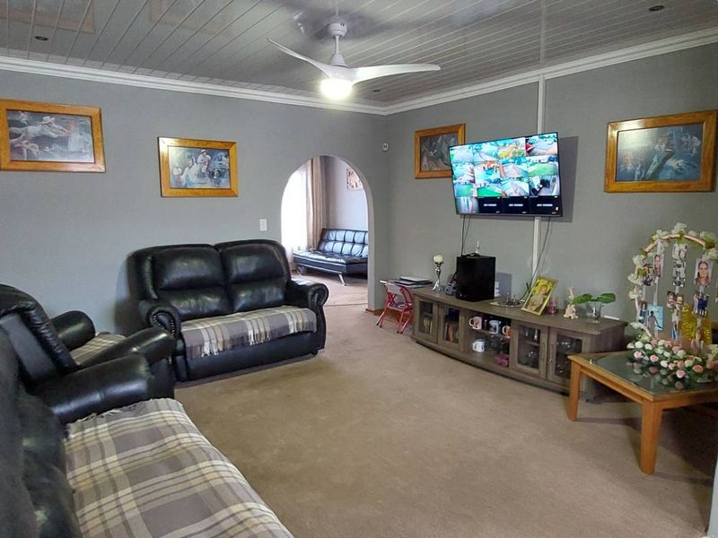 Spacious 3-Bedroom Family Home with Flatlet on Spacious Stand - Photo 4