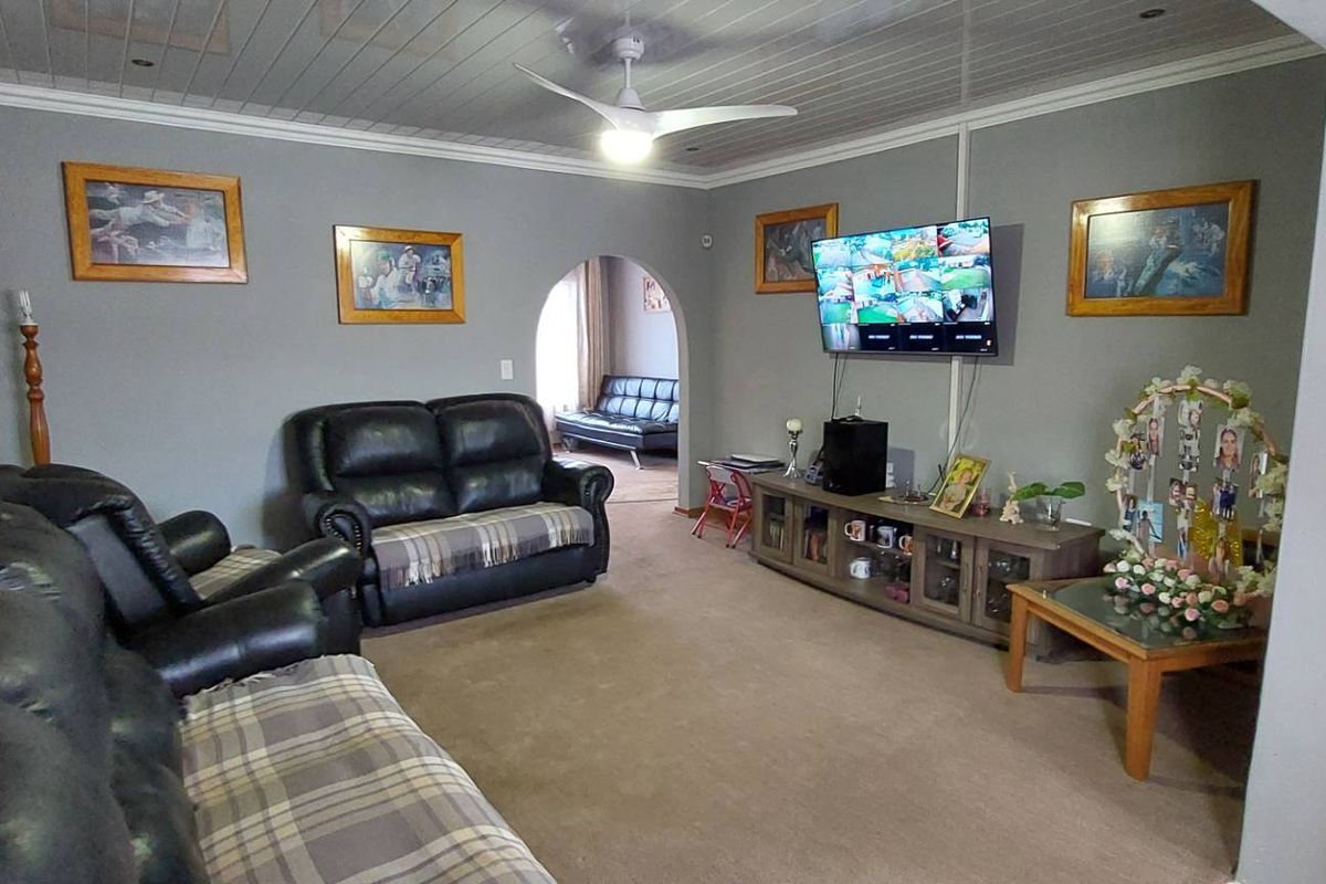 Spacious 3-Bedroom Family Home with Flatlet on Spacious Stand - Photo 4