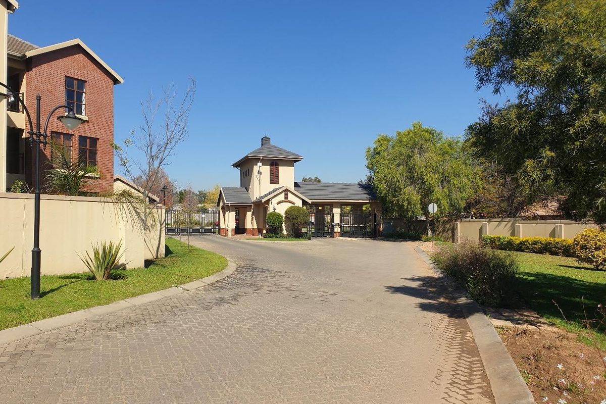 Two-Bedroom First Floor Apartment with a Loft for Sale in Waters Edge, Benoni - Photo 3