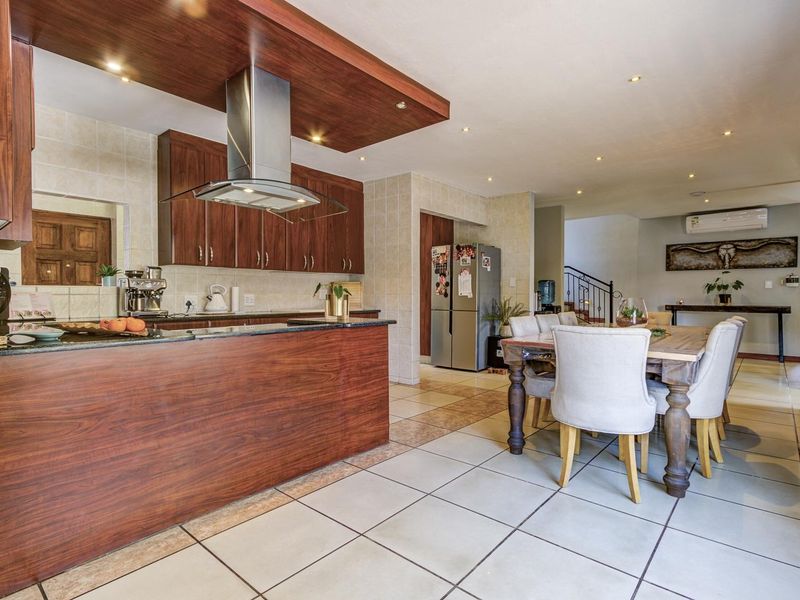 SPACIOUS, SOPHISTICATED CLUSTER IN VILLA LUCIANA! - Photo 10