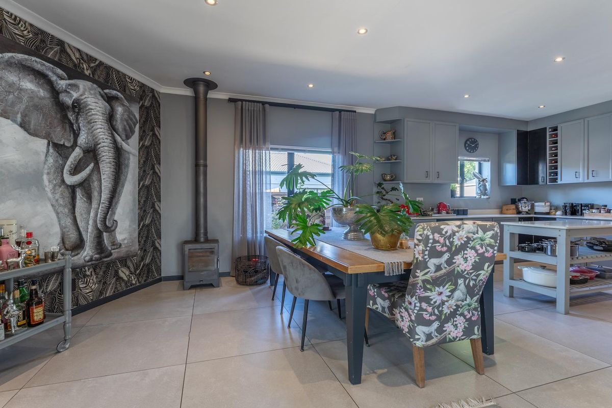Beautifully Appointed Single-Level Home - Photo 3