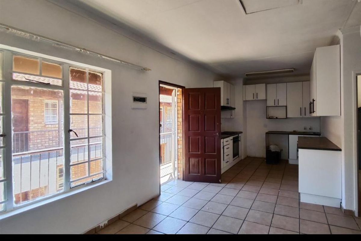 ** Charming 2-Bedroom Apartment with Modern Amenities** - Photo 4