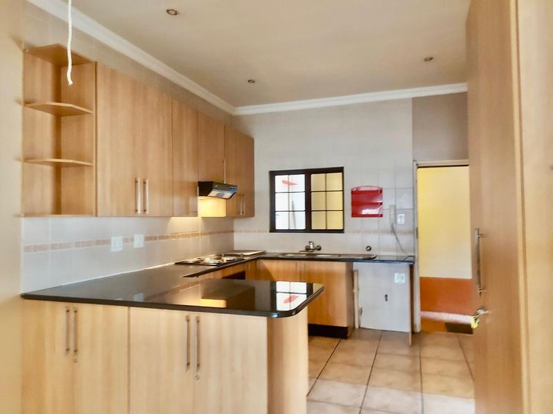 LOVELY CLUSTER IN QUIET ESTATE - Photo 4