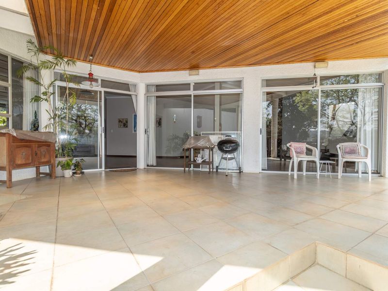 Delightful 3 Bed Family Home within walking distance to St Stithians College - Photo 5