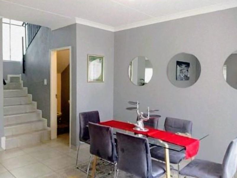 Stylish and Spacious 3-Bedroom Townhouse to Rent - Photo 2