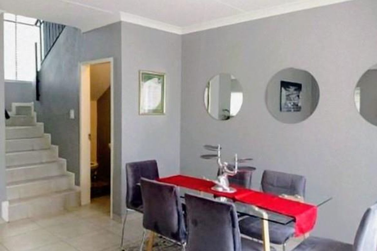 Stylish and Spacious 3-Bedroom Townhouse to Rent - Photo 2