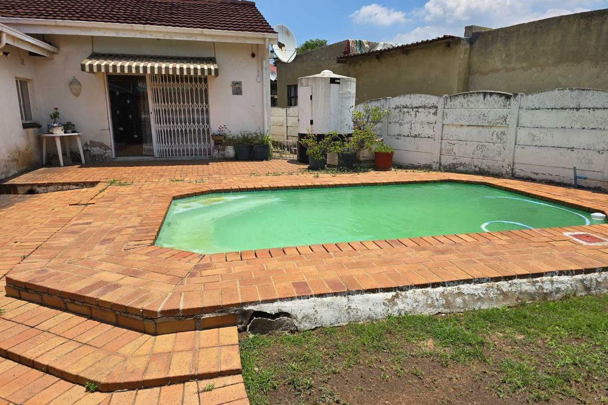 Big house with flatlet, pool and outbuildings - Photo 4