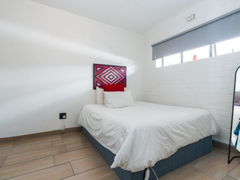 Delightful 2-Bedroom Apartment For Sale In Palm Springs - Photo 9