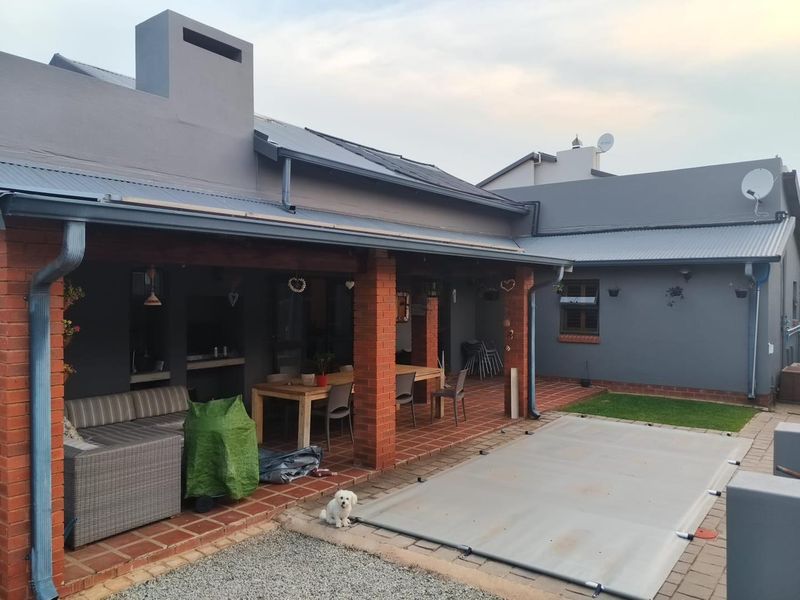 Exclusive security area-4 bedroom simplex home,in La Coma Lifestyle Estate, with solar system! - Photo 3