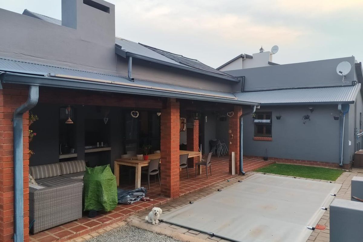 Exclusive security area-4 bedroom simplex home,in La Coma Lifestyle Estate, with solar system! - Photo 3