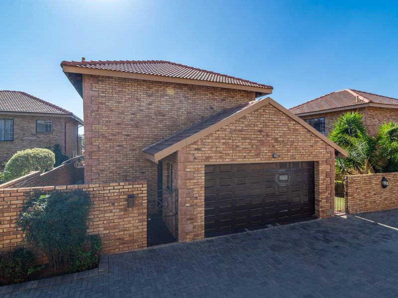 Charming townhouse in Ruimsig Manor III awaits! - Photo 6