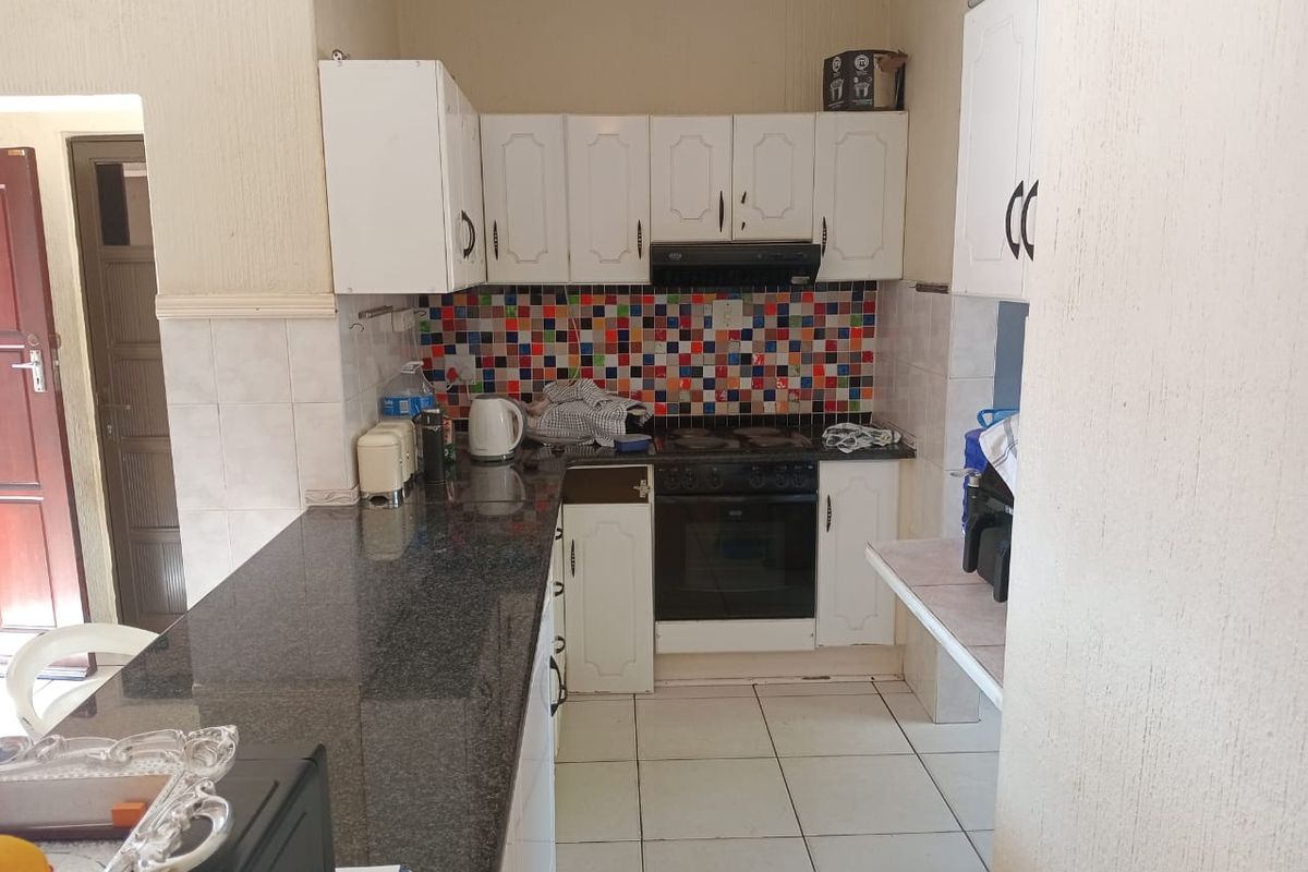 Charming Facebrick Simplex with Practical Comforts & Timeless Appeal - Photo 4