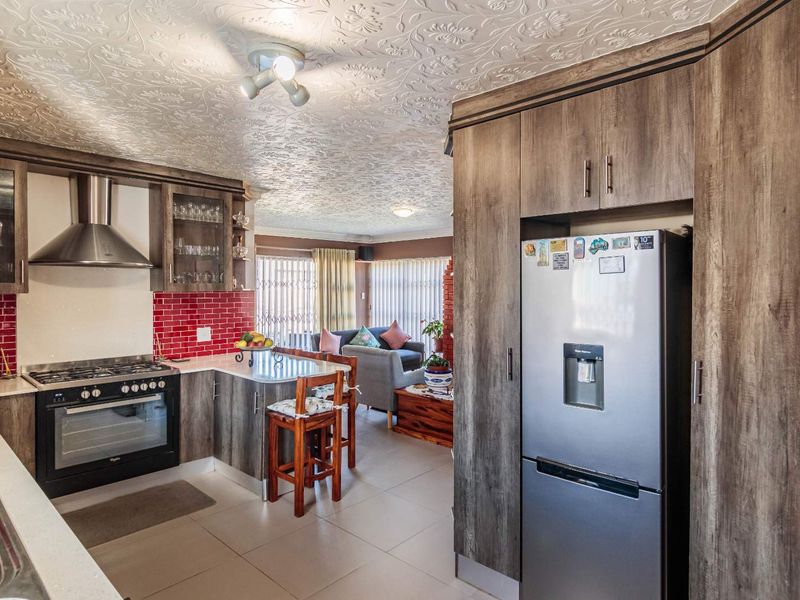 Immaculate Family Home with Expansive Garden - Photo 10