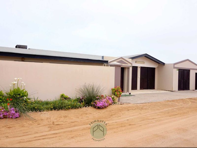 3 Bedroom OCEAN FRONT House With a 1 Bedroom Flat FOR SALE in Noord Duin, Henties Bay - Photo 3