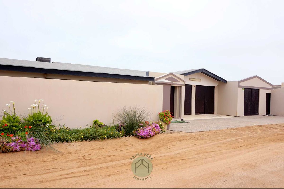 3 Bedroom OCEAN FRONT House With a 1 Bedroom Flat FOR SALE in Noord Duin, Henties Bay - Photo 3