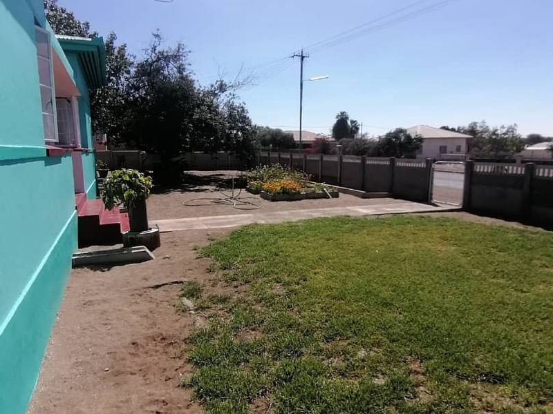 GORGEOUS FAMILY HOME WITH FLATLET FOR SALE IN KEETMANSHOOP - NAMIBIA - Photo 4