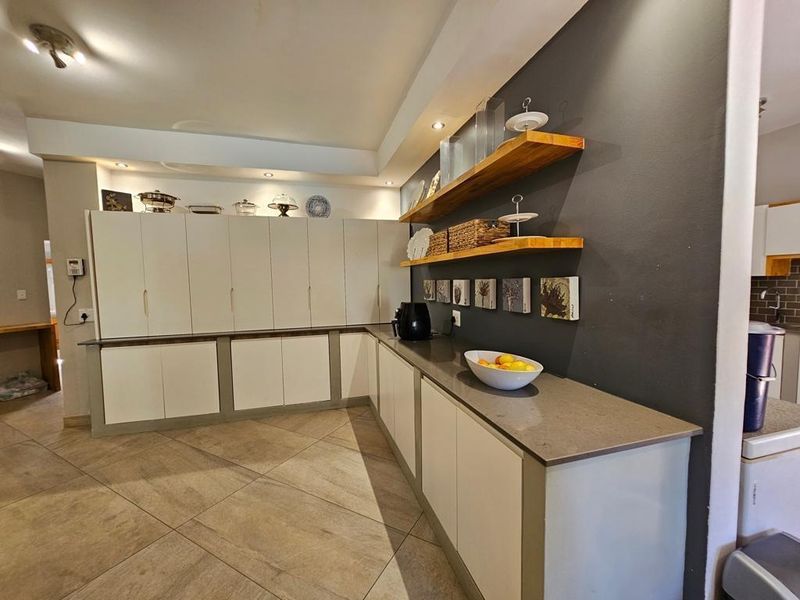 5 Bedroom Mansion in Golf Estate - Photo 7