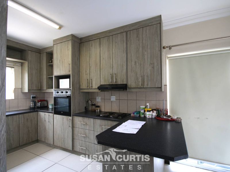 Spacious 3-Bed Home with BBQ & Triple Garage! - Photo 3